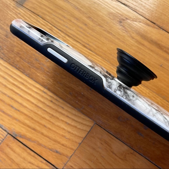 SOLD 🏷 Otterbox w/Popsocket for iPhone 11 Pro Max - Picture 2 of 7